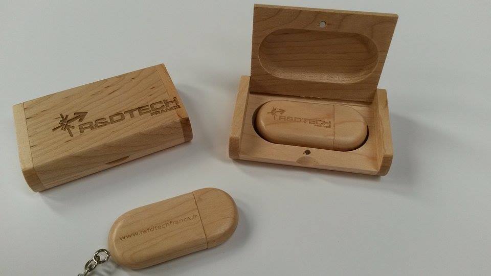 Cl&eacute; USB 8Go dans sa boite personnalis&eacute;e R&D Tech. Le cadeaux id&eacute;al pour vos clients ! 